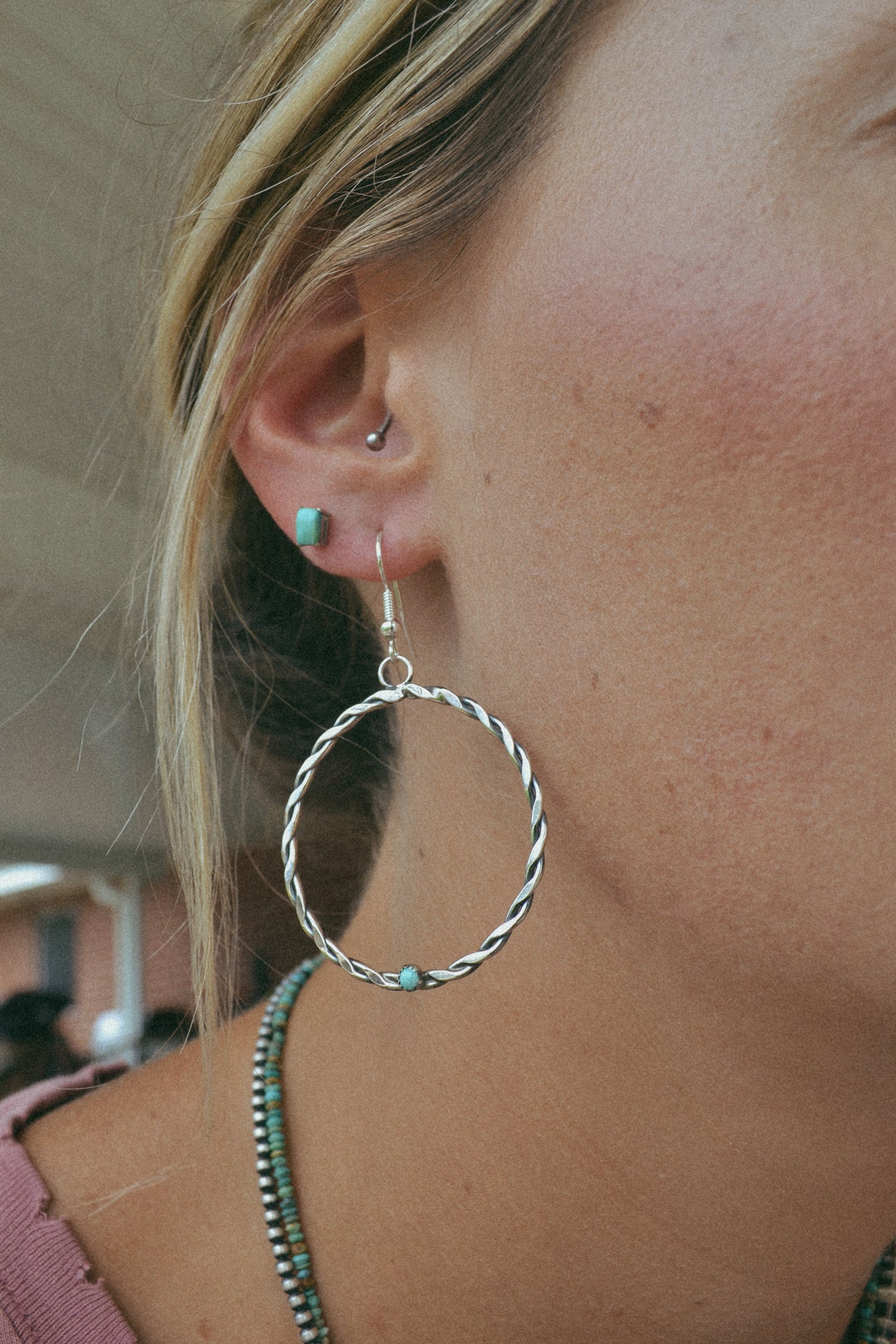 The Círculo Dangle Hoops